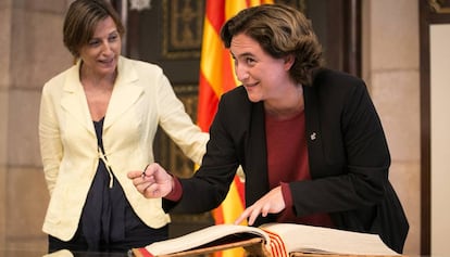 Colau y Forcadell, en la firma del libro del Parlament.