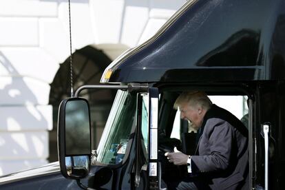 Donald Trump reacciona en el interior de un camión mientras da la bienvenida a camioneros y directores ejecutivos antes de asistir a una reunión sobre atención médica en la Casa Blanca el 23 de marzo. Carlos Barria: "La Casa Blanca organizó una sesión con camioneros y CEO de las principales compañías estadounidenses, con respecto a la reforma sanitaria. Un camión grúa de 18 ruedas estaba estacionado en el jardín sur de la Casa Blanca y cuando Trump dio la bienvenida a los camioneros, alguien lo invitó a sentarse en el asiento del conductor. Comenzó a gritar y fingir que conducía, creando una de las imágenes más memorables del año. Una lección aprendida, siempre estar preparado para lo inesperado".