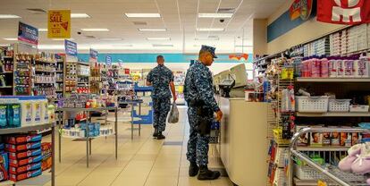 En la base de Rota, los militares de EE UU pueden hacer toda su vida: tienen supermercados, tienda (en la imagen), cine, gimnasio…