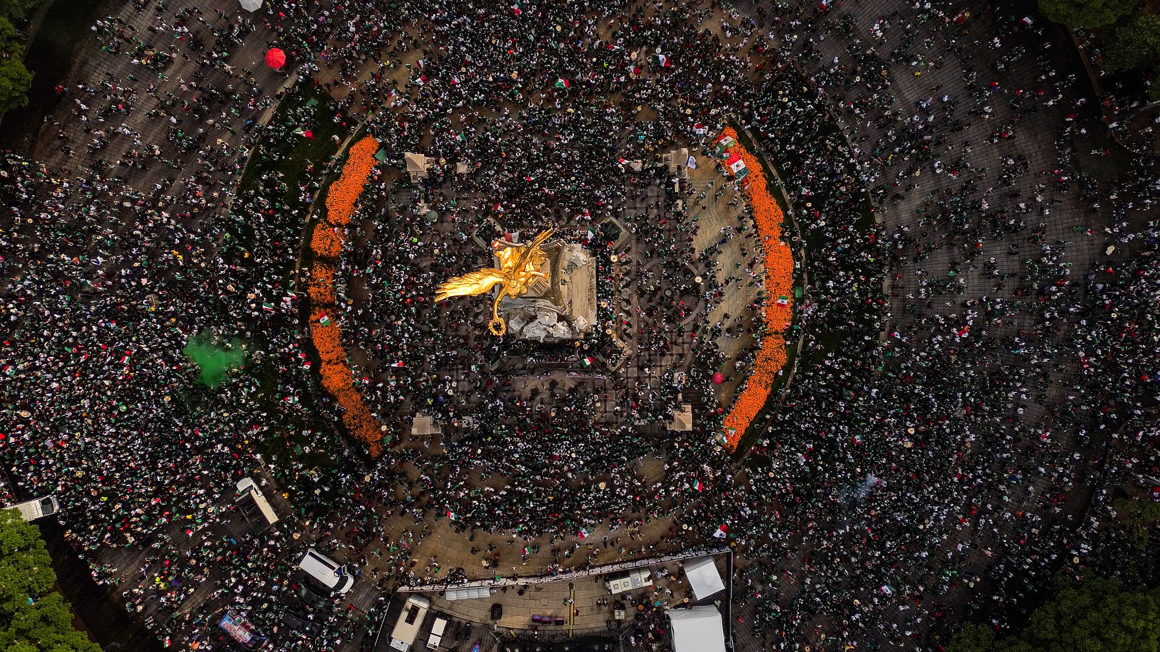 Festejos en el Ángel de la independencia, en Ciudad de méxico, después del triunfo de la Selección mexicana en el juego inaugural del Mundial 2026, el 11 de junio.