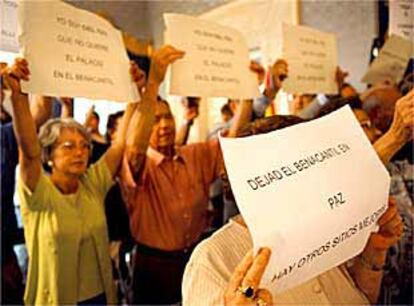 Un grupo de vecinos en el pleno de ayer durante la protesta contra el palacio de congresos.