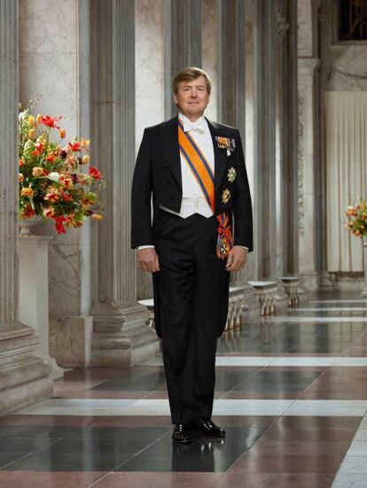 El rey Guillermo de Holanda en la nueva imagen oficial que comparte con motivo de su 51 cumpleaños y el quinto aniversario de su llegada al trono tras la abdicación de su madre, la reina Beatriz. Guillermo de Holanda fue el primero de su generación en Europa en suceder a sus padres en el trono.