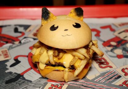 Un 'Pokeburg', hamburguesa inspirada en el juego Pokémon Go, es servida en un restaurante de Sídney (Australia).