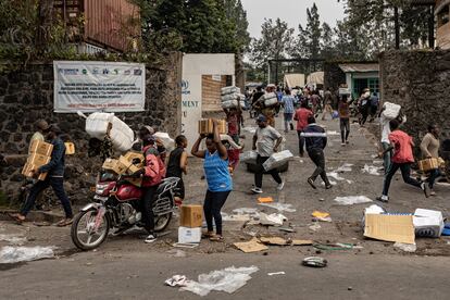 Escenas de saqueos en las calles de la ciudad congoleña de Goma, en este caso en un almacén de la Agencia de la ONU para los Refugiados (ACNUR), el 29 de enero de 2025.