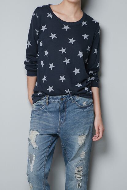 Sudadera azul marino con estrellas blancas de Zara (19,95 euros).