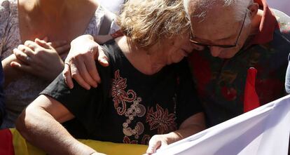 Una parella a la manifestació convocada per Societat Civil Catalana a Barcelona.