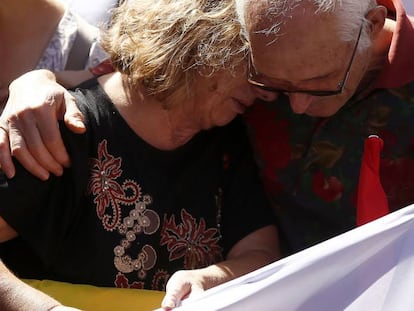Una parella a la manifestació convocada per Societat Civil Catalana a Barcelona.