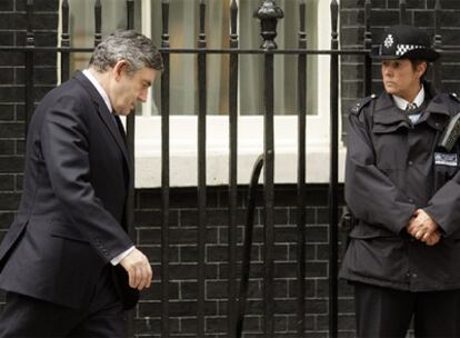 El primer ministro británico, Gordon Brown, a la salida de su residencia oficial en el número 10 de Downing Street.