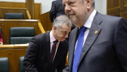 El consejero de Hacienda, Pedro Azpiazu en primer plano y detrás el lehendakari en el pleno del Parlamento vasco.