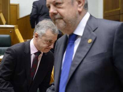 El consejero de Hacienda, Pedro Azpiazu en primer plano y detrás el lehendakari en el pleno del Parlamento vasco.