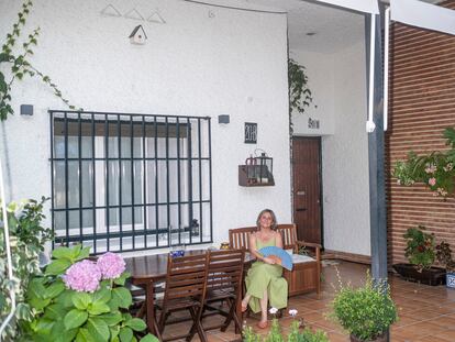 Montse García, sentada en el porche de su vivienda en la colonia Valderrivas de Vicálvaro.