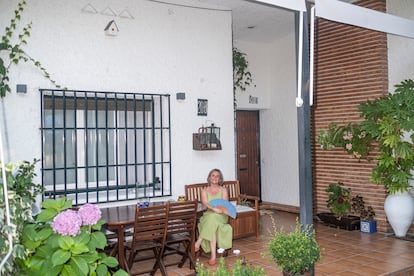 Montse García, sentada en el porche de su vivienda en la colonia Valderrivas de Vicálvaro.