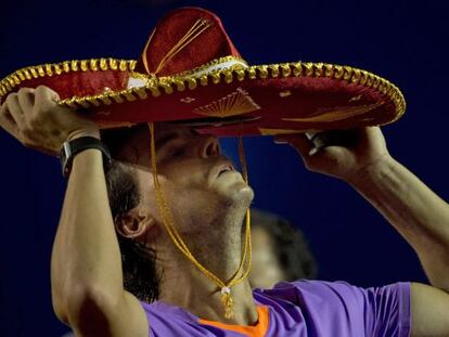 Nadal se pone el sombrero tipico mejicano.