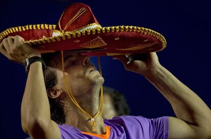 Nadal se pone el sombrero tipico mejicano.