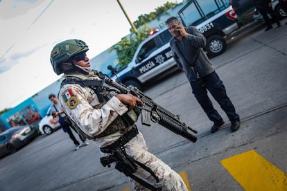 Un elemento del ejército resguarda uno de los lugares donde el 21 de septiembre se presentaron enfrentamientos en el sector de Tierra Blanca, en Culiacán.