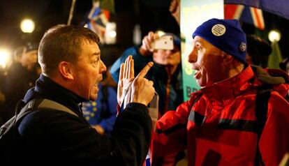 Dos británicos se enfrentan verbalmente por el Brexit.