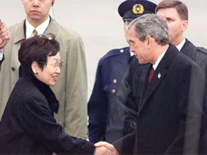 George Bush es recibido por la ministra de Asuntos Exteriores de Japón, Yoriko Kawaguchi, a su llegada a Tokio