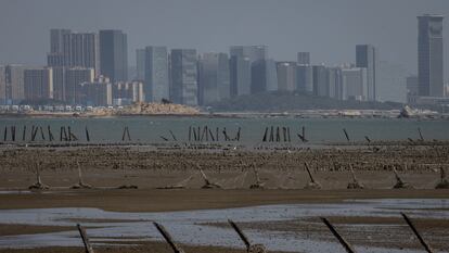 Fortificaciones antitanques en una de las playas de Kinmen, en Taiwán, frente a la ciudad china de Xiamen, fotografiadas el 9 de abril de 2023.