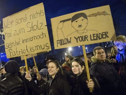 Cartaz na manifestação em Colônia em defesa da diversidade de raças mostra a imagem de Hitler e a frase “sigam seu líder”.