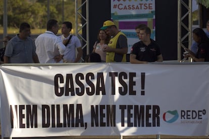 Simpatizantes do partido Rede protestam no julgamento da chapa Dilma-Temer e pedem a cassação da chapa Dilma-Temer