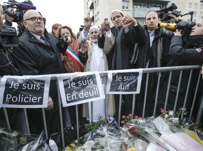 El Iman Hassen Chalghoumi (en el centro) de Drancy, rinde homenaje a las víctimas de los atentados de París delante del Hyper Cacher, supermercado en Porte de Vincennes en el este de París.