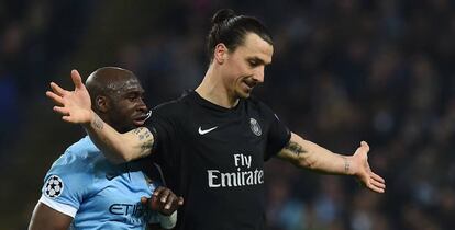 Ibra se lamenta durante el partido ante el City.