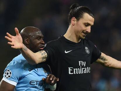 Ibra se lamenta durante el partido ante el City.