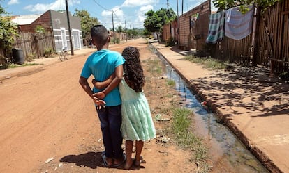 A menina com nome de rua e o menino com nome de jogador de futebol na periferia de Altamira.