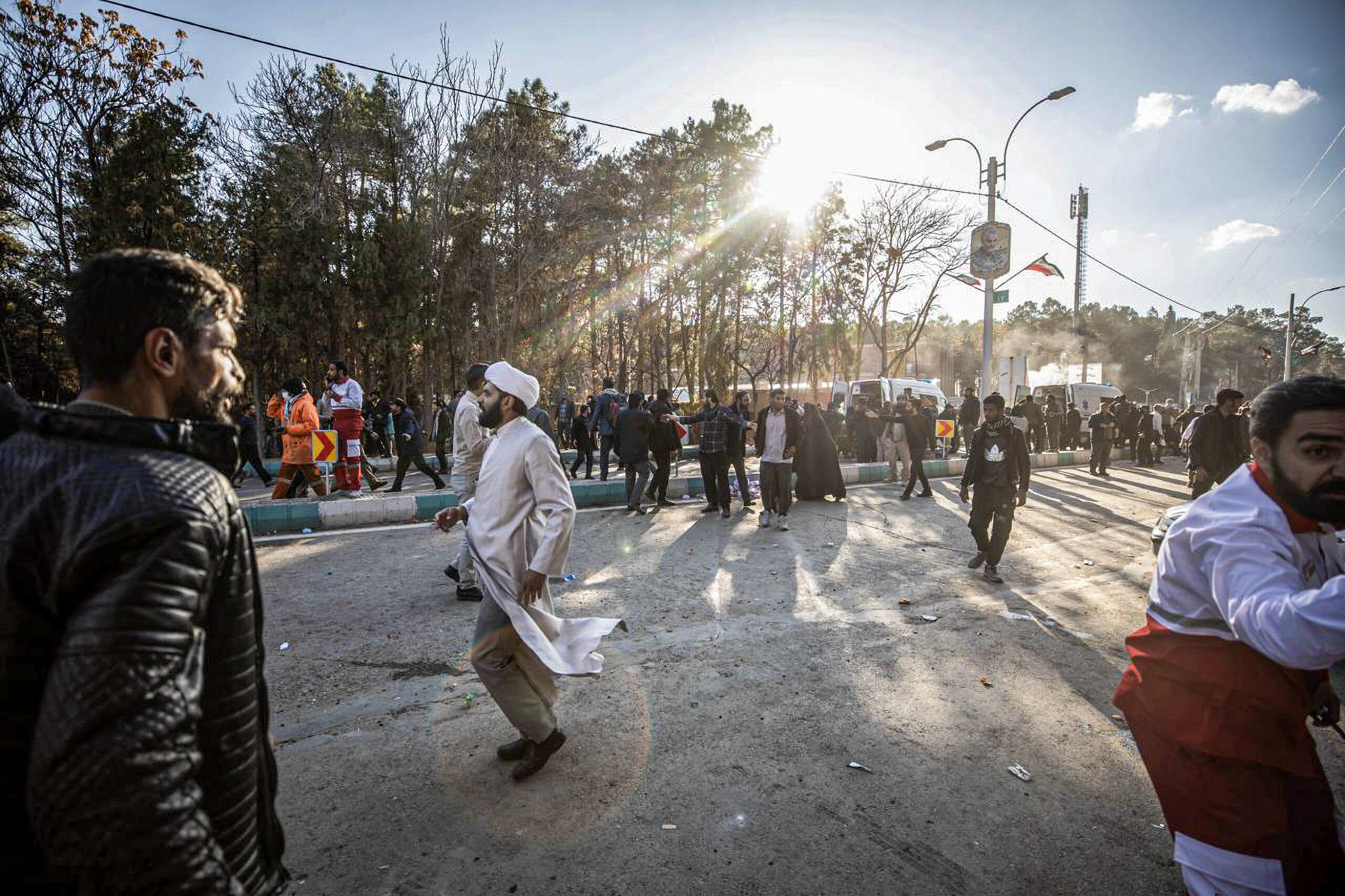 Gente huye tras la explosión de dos artefactos durante el cuarto aniversario de la muerte de Qasem Soleimani, el miércoles en Kermán.