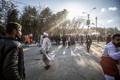 Gente huye tras la explosión de dos artefactos durante el cuarto aniversario de la muerte de Qasem Soleimani, el miércoles en Kermán.