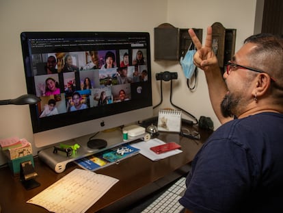 David Chamorro, profesor de inglés del colegio San Ignacio de Santiago de Chile, imparte una clase virtual.