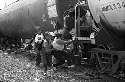 Aunque oficialmente en México solo existen dos trenes de pasajeros, hay un tercero, de carga, conocido como La Bestia. En este se suben cada día, en marcha y juzgándose la vida, miles de migrantes que desean llegar a EE UU.