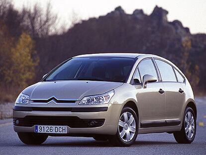 La imagen moderna y robusta de la carrocería cinco puertas del C4 contrasta con la limitada personalidad del Xsara, su antecesor. El nuevo frontal y las formas abombadas son los rasgos más destacados.