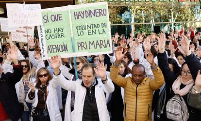 Concentración de médicos de familia y pediatras, el jueves ante la Asamblea de Madrid.