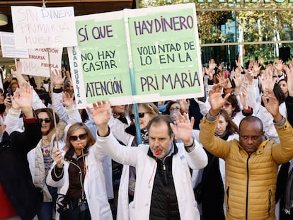 Concentración de médicos de familia y pediatras, el jueves ante la Asamblea de Madrid.