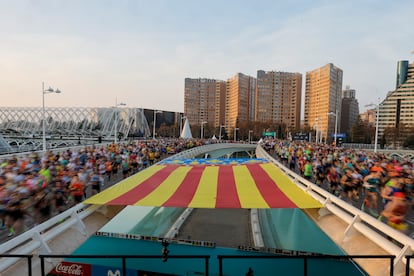 Los corredores pasan junto a la bandera valencia al comienzo de la cuadragsima cuarta edicin de la Maratn Valencia Trinidad Alfonso celebrada este domingo.