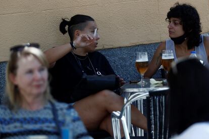 Una mujer fumando en en una terraza de Madrid.