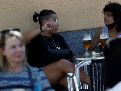 Una mujer fumando en en una terraza de Madrid.
