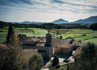 Vista otoñal del valle de Larraun, desde la localidad de Aldatz, de donde es originaria la familia Jauregi.