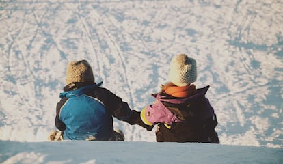 Dos niños hablan entre ellos.