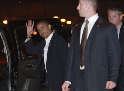 Obama  al salir ayer de una reunión en Chicago, en la primera imagen tras la jornada electoral.