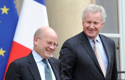 Fotografía de archivo de Jeffrey Immelt (derecha), y John Flannery saliendo del Palacio del Elíseo, de París