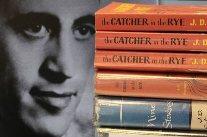 Copias de libros de J. D. Salinger en una fotografía de archivo.