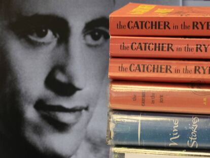 Copias de libros de J. D. Salinger en una fotografía de archivo.