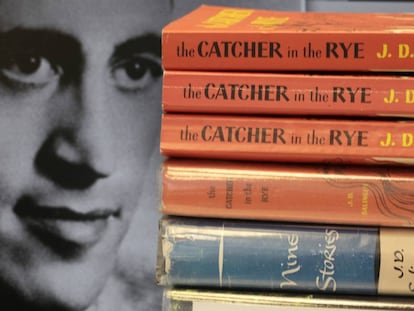 Copias de libros de J. D. Salinger en una fotografía de archivo.