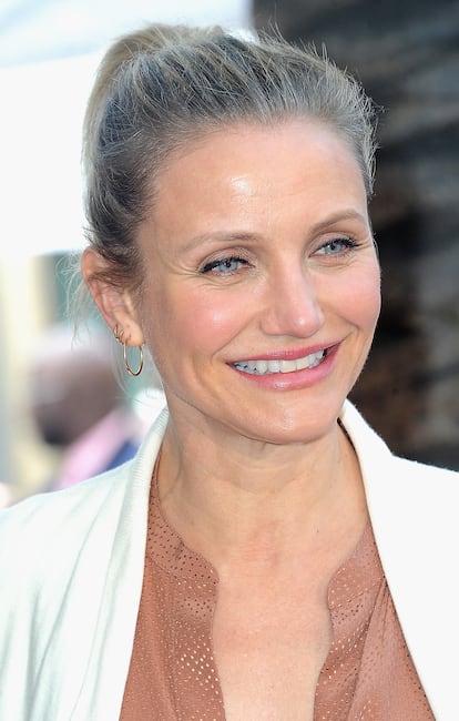 La actriz Cameron Diaz siempre ha abogado por la importancia de aceptar la edad. Prueba de ello es su libro ‘El libro de la longevidad. Vive fuerte, vive mejor; El arte de envejecer bien’, que publicó en 2016. En sus páginas animaba a mirar la vejez de manera positiva. Sin embargo, la intérprete confesó en ‘Entertainment Tonight’ en el año 2014 haber probado en una ocasión el bótox, algo que, como Nicole Kidman o Kim Kardashian, no piensa repetir: “Cambió mi cara de una manera tan extraña que pensé: ‘No, no quiero esto’. Prefiero ver mi cara envejecida a una que no me pertenece en absoluto”. En esa misma entrevista dijo que estaba encantada con sus arrugas de expresión, ya que eran una muestra de lo mucho que se ha reído y se continúa riendo en la vida.