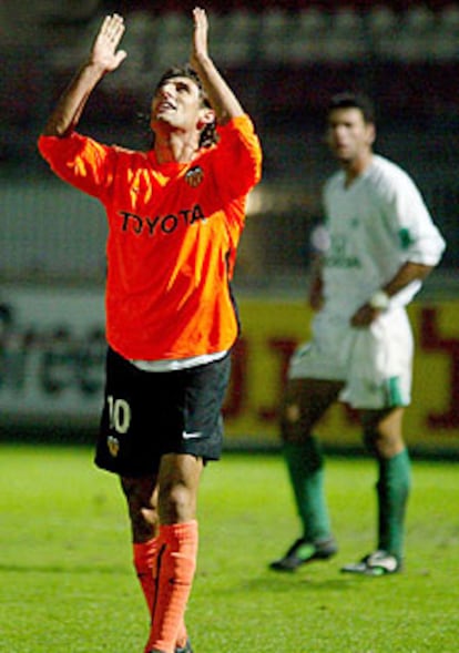 Angulo celebra el cuarto gol de Valencia frente al Maccabi Haifa