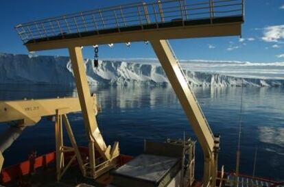 Los hielos antárticos desde la popa del buque rompehielos <i>Nathaniel B. Palmer</i> en el mar de Amundsen, en 2009.