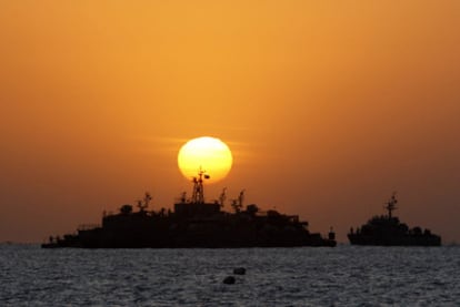 Una patrullera naval surcoreana se aproxima ayer a su base flotante junto a la isla de Yeonpyeong.