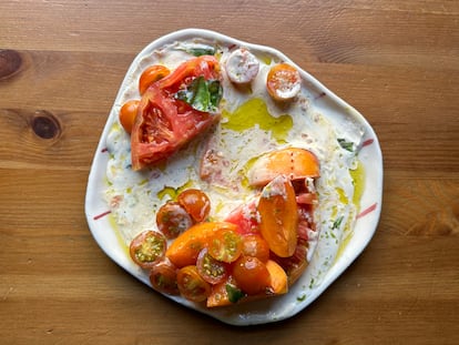 Mixing different types of tomatoes improves salads